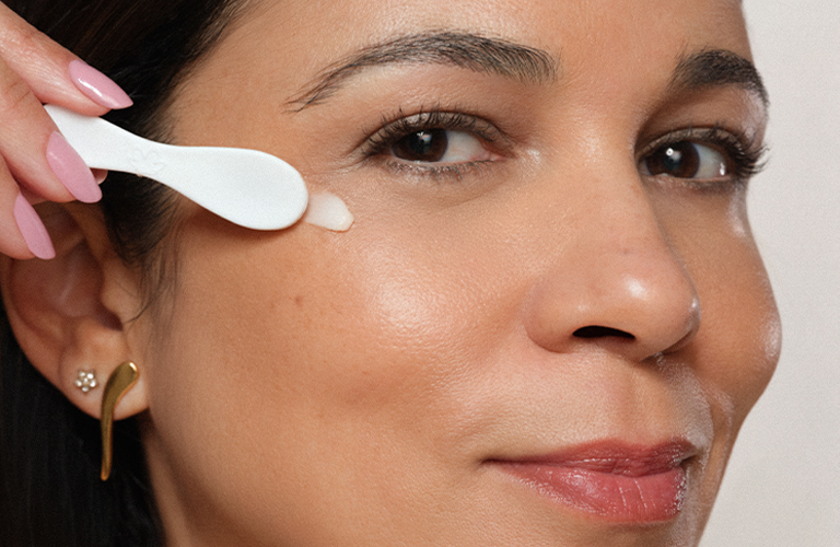 Foto en primer plano del perfil lateral de una persona con piel clara, mostrando su ojo marrón, ceja bien definida, nariz y labios, sobre un fondo claro.